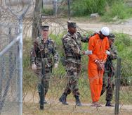 Un detenido es llevado por la policía militar a interrogatorio en el Campamento Rayos X de la Base Naval de Estados Unidos en la Bahía de Guantánamo, Cuba.
