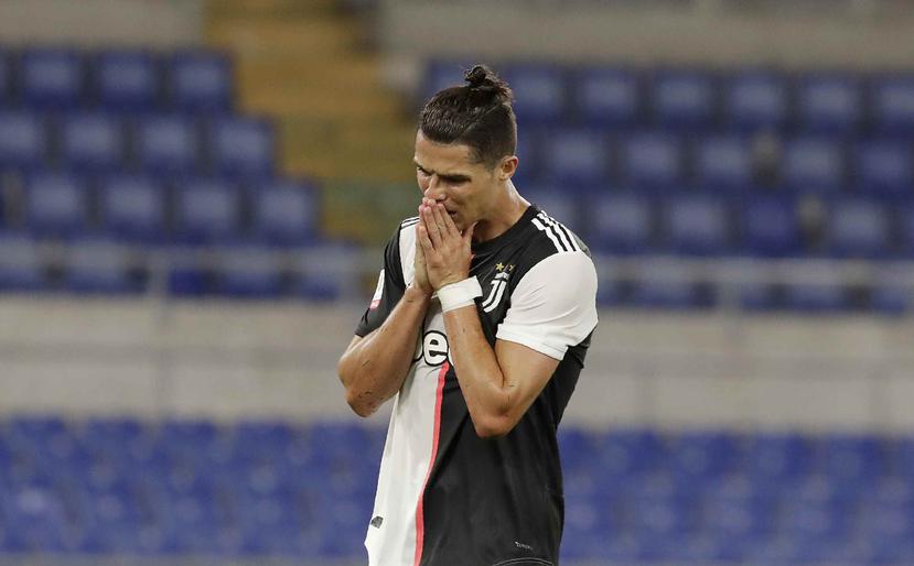 Cristiano Ronaldo de la Juventus reacciona tras fallar en la portería en la final de la Copa ante el Nápoles el miércoles 17 de junio del 2020. (AP)