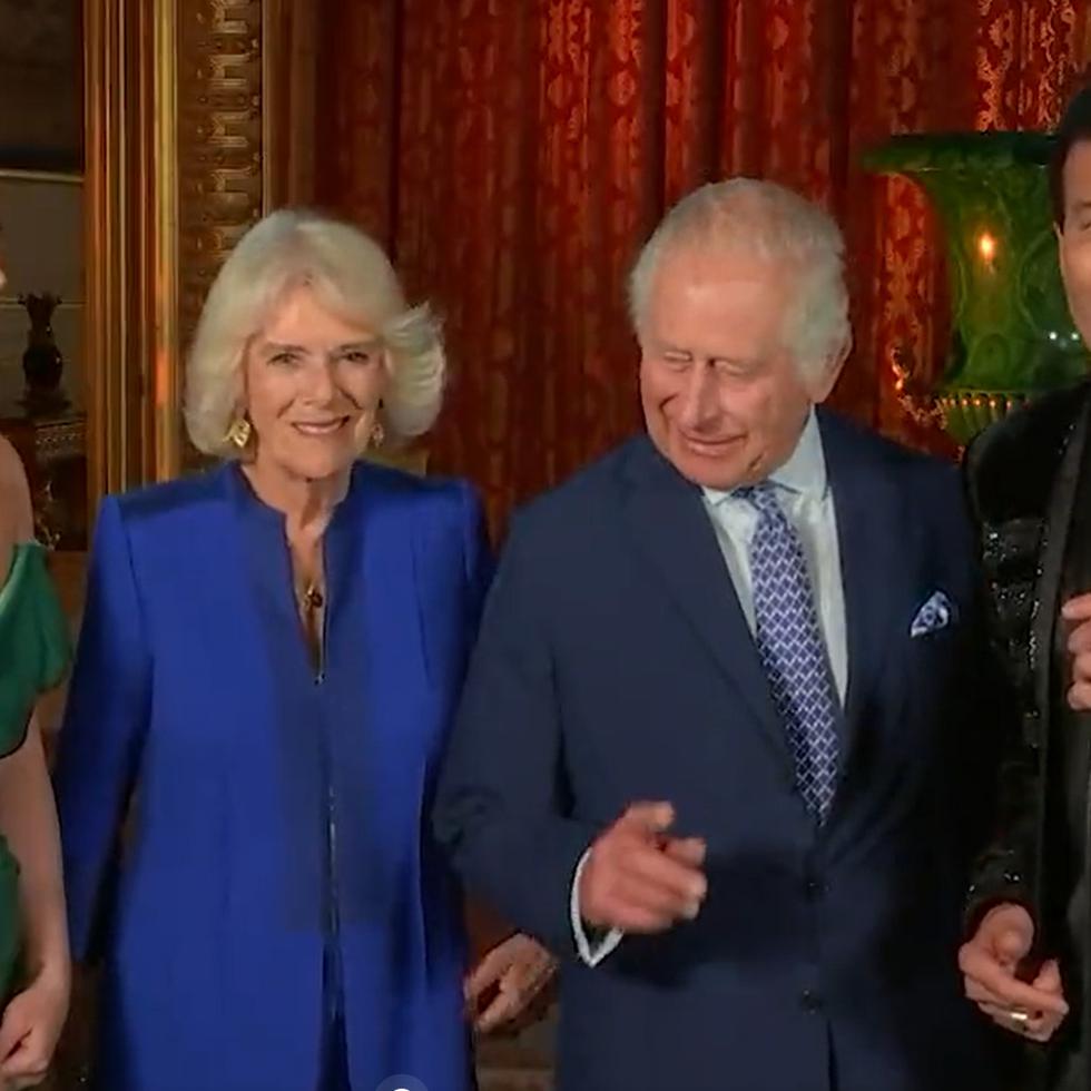 De izquierda a derecha: Katy Perry, la reina Camilla, el rey Charles III y Lionel Richie, durante la transmisión del programa "American Idol".