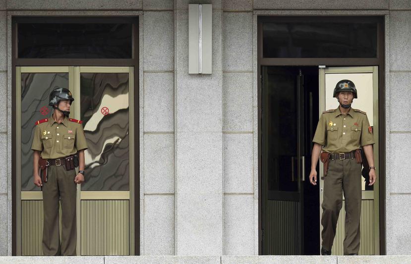 Oficiales del ejército norcoreano realizan una guardia. (AP)
