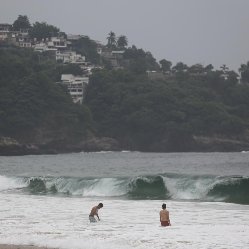Turistas nadan en Acapulco, México, el 24 de octubre de 2023, antes de la llegada del huracán Otis. (AP Foto/Bernardino Hernández)