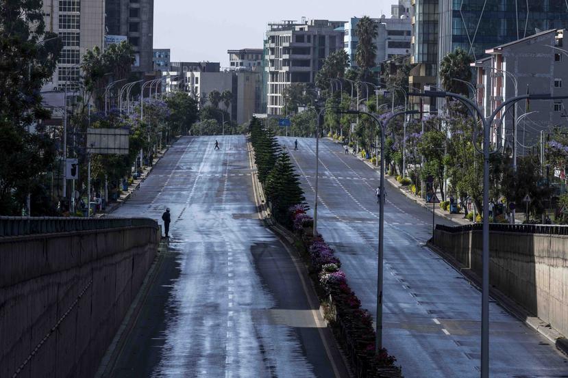 Imagen de una de las vías de tránsito vacías en la capital de Etiopía. (AP)
