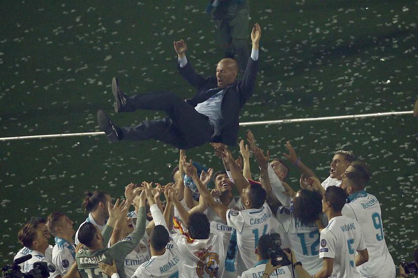 Los jugadres del Real Madrid lanzan al aire a su entrenador Zinedine Zidane durante la celebración de la Liga de Campeones, en el estadio Santiago Bernabeu, en Madrid, el 27 de mayo de 2018. (AP/Francisco Seco)