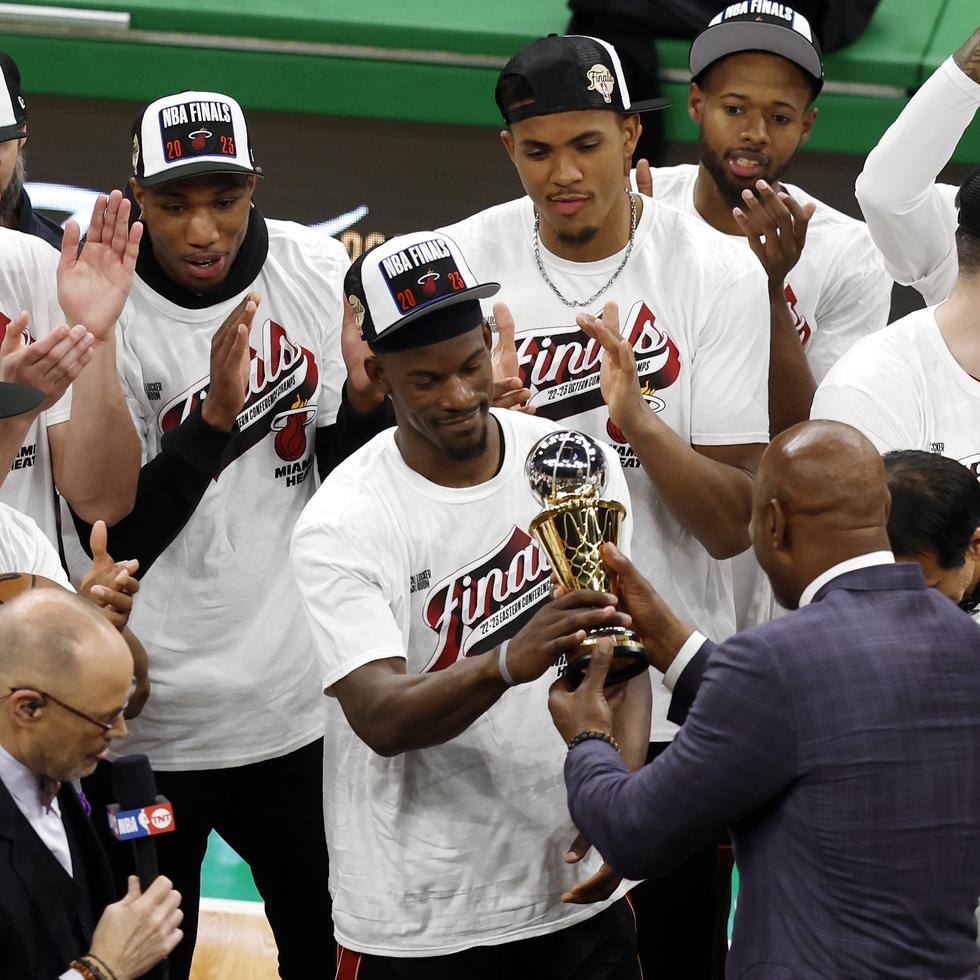 Jimmy Butler, al centro, recibe el trofeo como Más Valioso de la final del Este. Butler buscará su primer campeonato de la NBA.