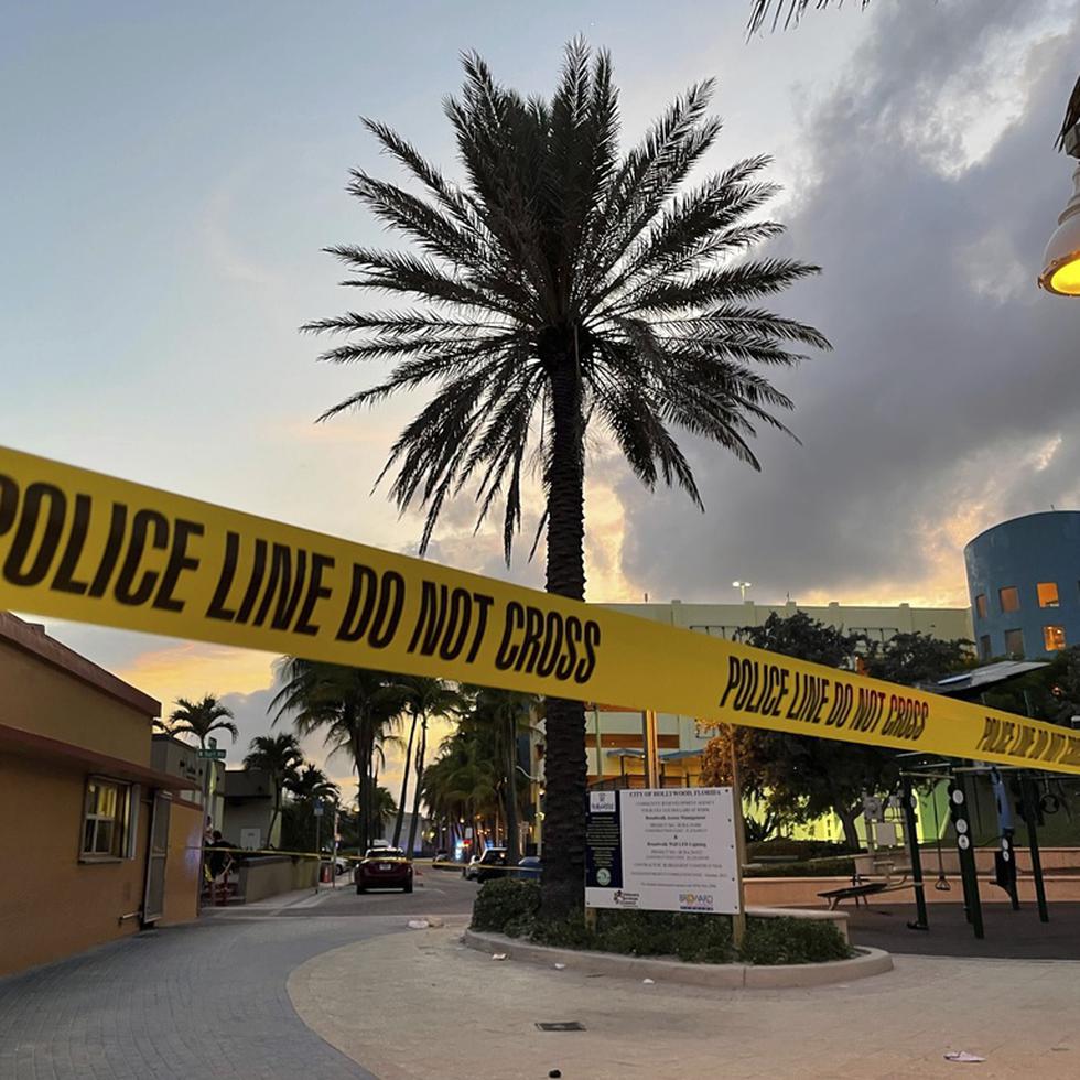 Un perímetro policial limita la zona donde se produjo un tiroteo cerca del paseo marítimo de Hollywood en Hollywood, Florida, el lunes 29 de mayo de 2023. (Mike Stocker/South Florida Sun-Sentinel via AP)