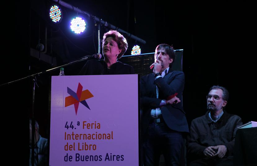 La expresidenta de Brasil Dilma Rousseff (i) participa en la Feria del Libro de Buenos Aires, en Argentina (EFE/Javier Caamaño).