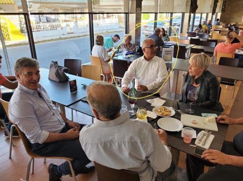 El alcalde Carlos Delgado Altieri conversó con Raúl Maldonado, en el círculo, y su abogada, Mayra López Mulero, en la panadería Kasalta, en Ocean Park. (Suministrada)