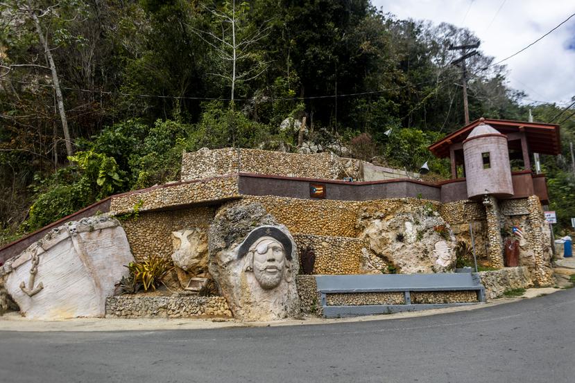 El barrio Charcas cuenta con otro escenario inesperado, con esculturas talladas en piedra que, resaltan los símbolos del pueblo costero: un pirata, la sirena y su barco, obras realizadas por el escultor Isaac Laboy Moctezuma.