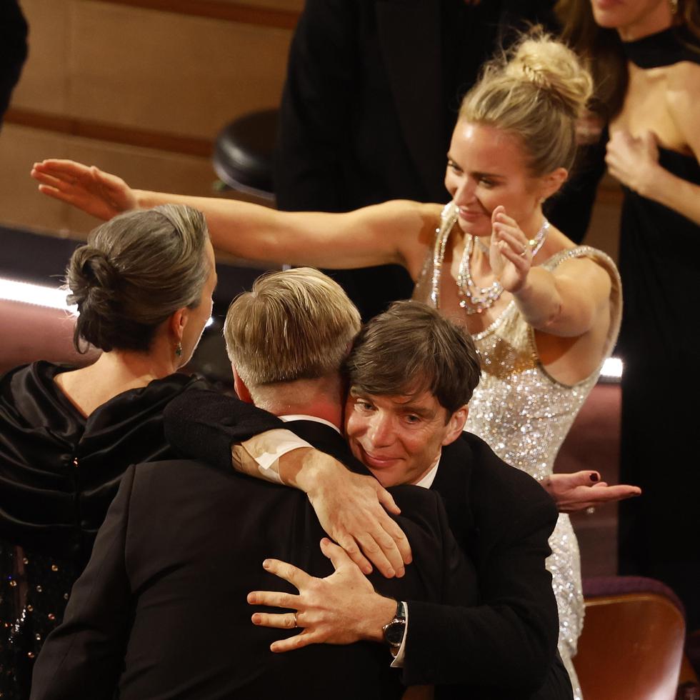 El actor Cillian Murphy,(abajo a la derecha) abraza al director Christopher Nolan (a la izquierda), mientras celebraron el galardón de "Oppenheimer" como mejor película del 2023. Detrás de ellos, la actriz Emily Blunt (a la derecha) se apresta a abrazar a la productora Emma Thomas (izquierda).