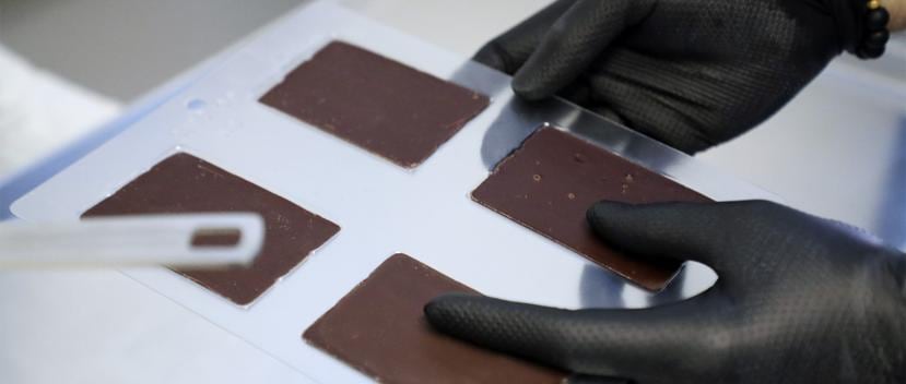 Parte del proceso de preparación de su producto Jíbara, chocolate oscuro con cannabis medicinal. (juan.martinez@gfrmedia.com)