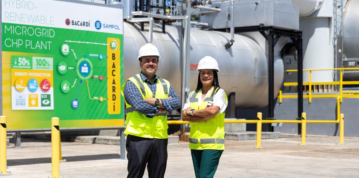 Magaly Feliciano, directora goblal de sostenibilidad, y Edwin Zayas, vicepresidente de operaciones de Bacardi, explicaron que la planta cogeneradora suple 2.7 megavatios, vapor y agua helada. 