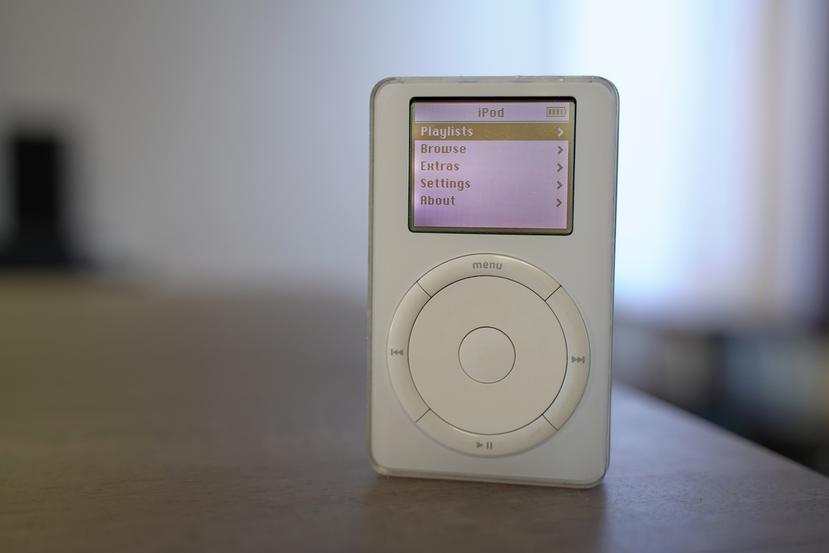 El iPod de primera generación, lanzado al mercado en octubre de 2001, tenía capacidades de 5 a 10 Gigabytes de almacenaje.