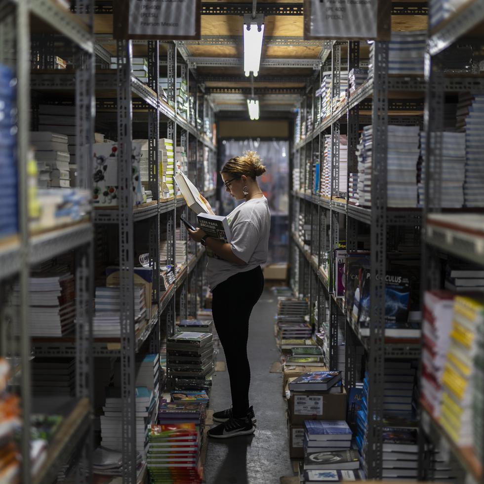 Una empleada, en la librería La Educativa, en Río Piedras, verifica algunos libros de texto.