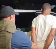 El arresto fue diligenciado por agentes de la División de Inteligencia y Arrestos, frente a la residencia de uno de los integrantes de la organización criminal.