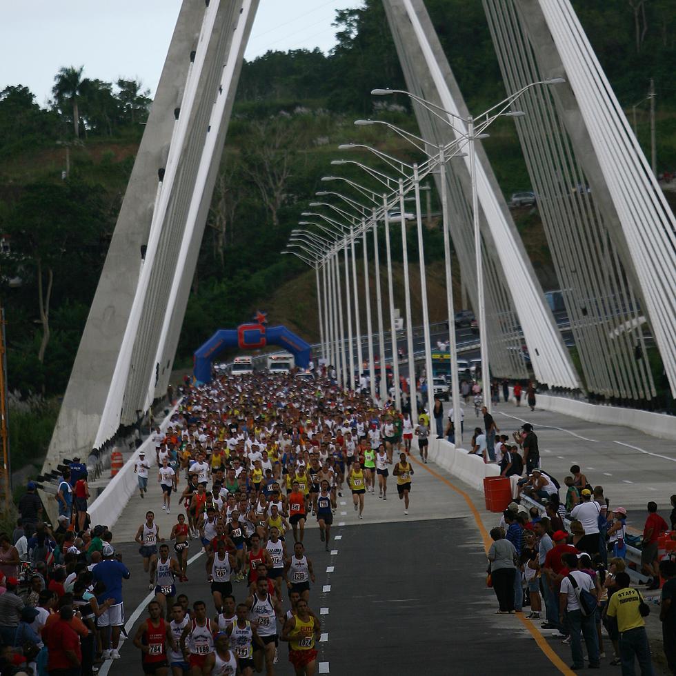 Foto de archivo de celebración de 10K en el puente atirantado, el 26 de octubre de 2008, a pesar de las advertencias hechas el día anterior a la inauguración, apenas dos días antes de la carrera.