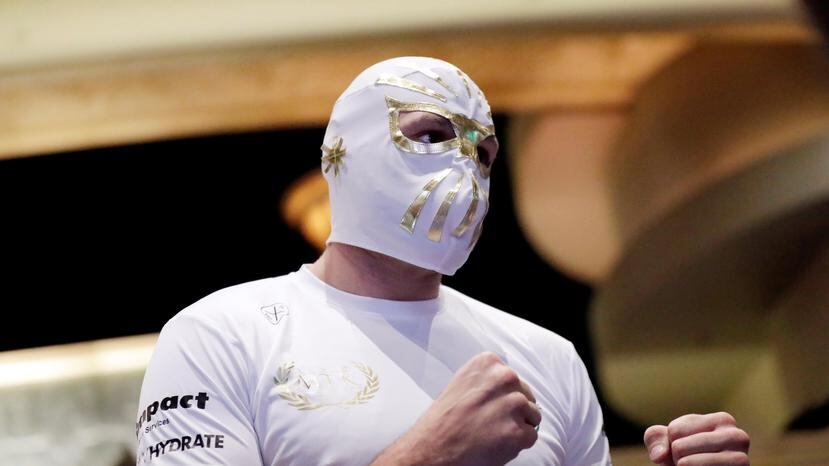 Tyson Fury entrenó el pasado martes con una máscara de luchador mexicano, un claro guiño a los fanáticos aztecas este fin de semana en Las Vegas. (AP)
