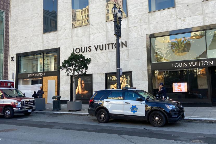 Agentes de policía y equipos de emergencia afuera de la tienda Louis Vuitton en Union Square de San Francisco el 21 de noviembre de 2021, luego de que saqueadores saquearan negocios.