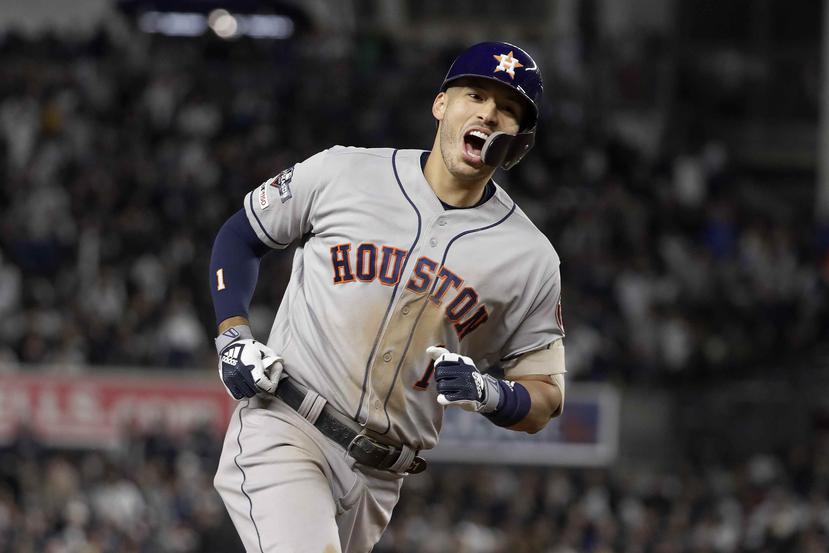 El torpedero puertorriqueño de los Astros de Houston, Carlos Correa, celebra mientras recorre las bases después de conectar un jonrón de tres carreras en el sexto inning del duelo ante los Yankees. (AP)