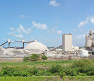 Por ley, a partir de enero de 2028, en el país no se podrá producir energía quemando carbón y AES Puerto Rico ya está en gestiones para transformar su planta en una de gas natural. En la foto, tomada en mayo pasado, se observa la acumulación de cenizas en la planta de Guayama.