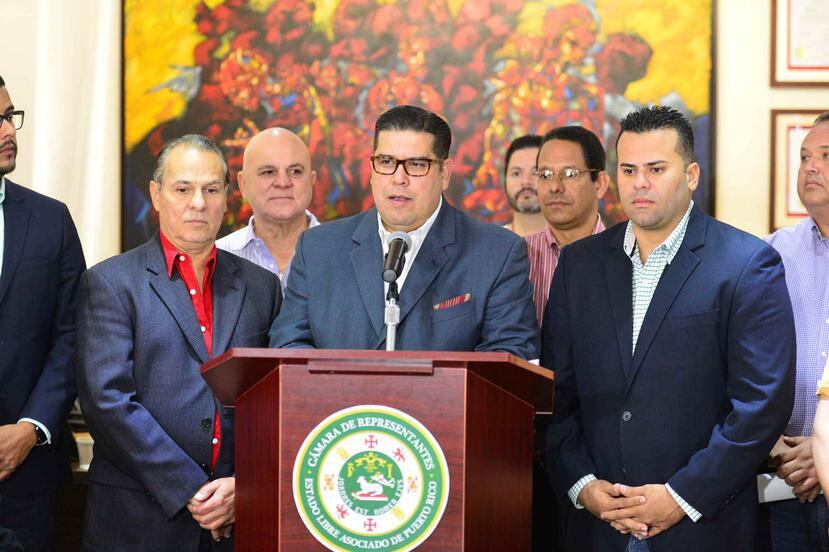Rafael "Tatito" Hernández junto a la delegación PPD en la Cámara.