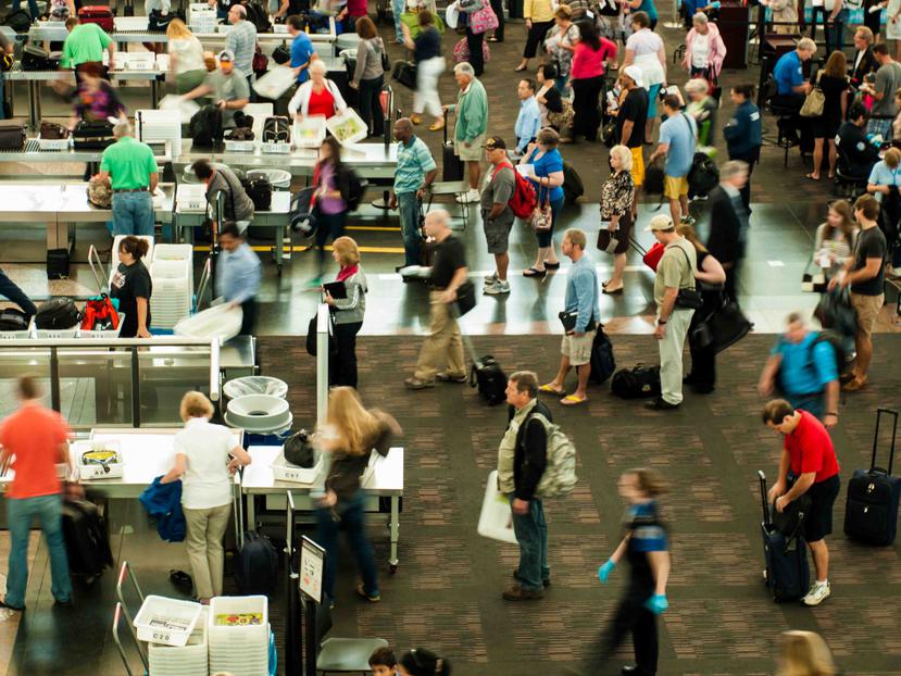 Las largas filas son un escenario común en los aeropuertos. (Foto: Arina P Habich / Shutterstock.com)