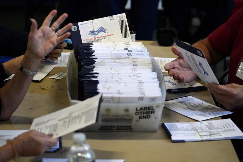 Trabajadores electorales del condado de Chester procesan los votos por correo y en ausencia para las elecciones presidenciales en la Universidad de West Chester, en Pensilvania.