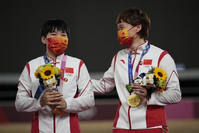 Las chinas Shanju Bao (izquierda) y Tianshi Zhong (derecha) celebran su oro olímpico en velocidad por equipos en los Juegos de Tokio.