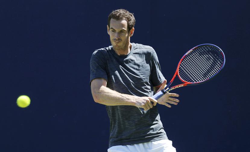 El británico Andy Murray regresa un tiro en una sesión de práctica en el primer día de actividades del torneo de Queen's. (AP)