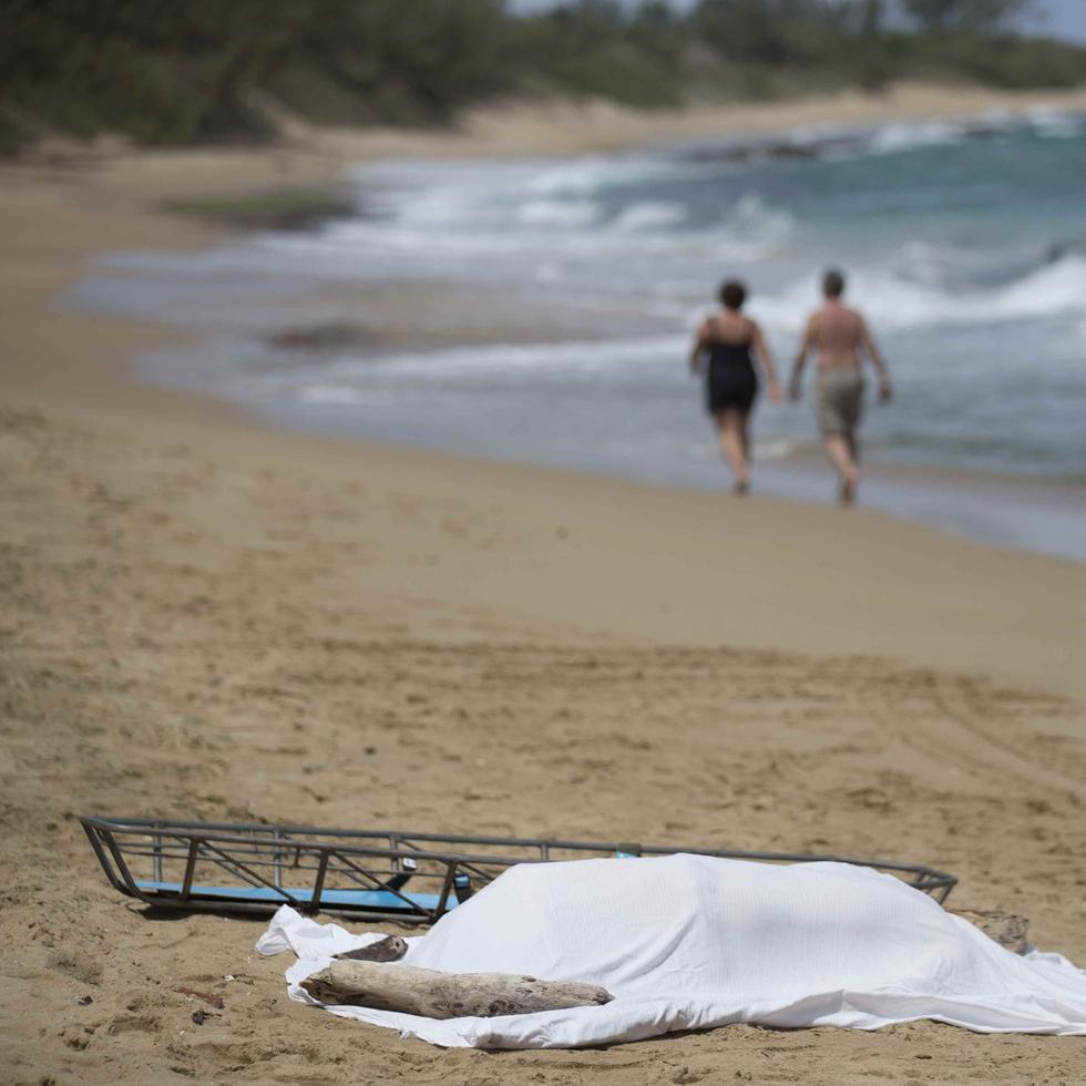 Un hombre de 82 años e identificado como Edwin Gascot Valentín, residente en Bayamón, murió ahogado mientras se encontraba disfrutando de un día de playa con su esposa en el balneario Costa de Oro.