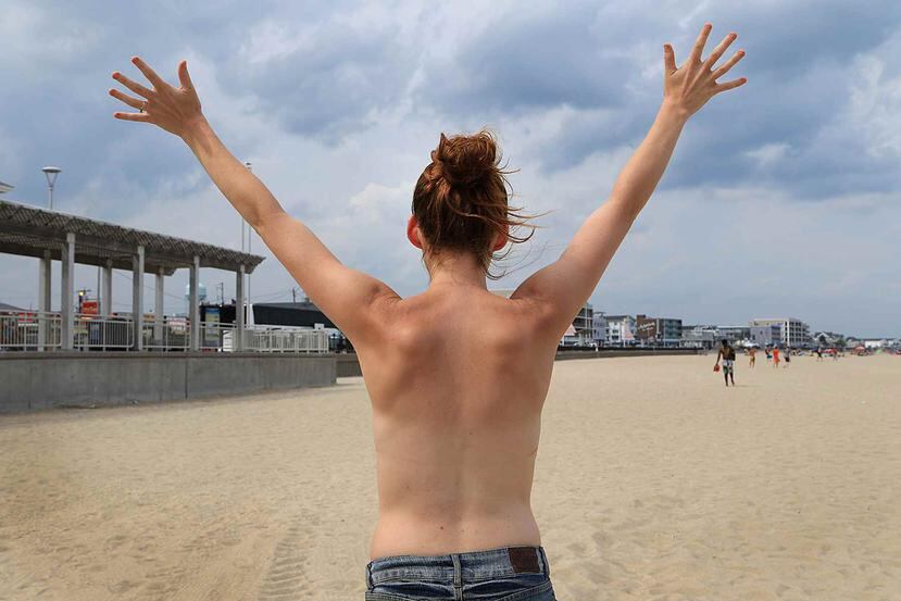 En ciudades como Nueva York y Wisconsin se permite el topless de las mujeres en las playas, pero en Chicago está prohibido. (AP)