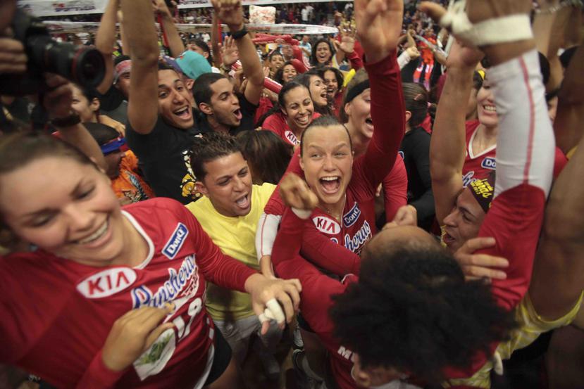 Courtney Thompson (centro) celebra junto con la fanaticada de Cataño luego de ayudar a las Lancheras a ganar el campeonato en la temporada 2012 del Voleibol Superior Femenino sobre las Criollas de Caguas. (GFR Media)