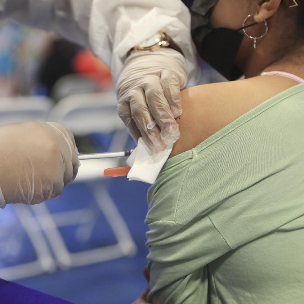 ”El virus sigue con nosotros y las vacunas previenen los casos severos y las muertes”, declaró en una rueda de prensa en Ginebra la jefa de la célula técnica anticovid de la OMS, María Van Kherkove.