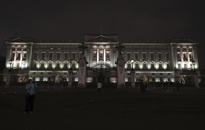 El Palacio de Buckingham en Londres antes de apagar las luces para la Hora de la Tierra. (AP)