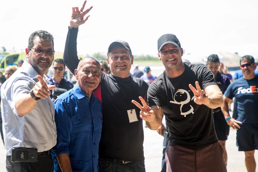 Ricky Martin (extrema derecha) llegó hoy con otro cargamento de suministros de emergencia para las personas afectadas por el huracán María.