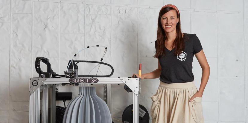 Samantha Snabes, cofundadora del re:3D, junto a uno de mos modelos de las impresoras Gigabot.
