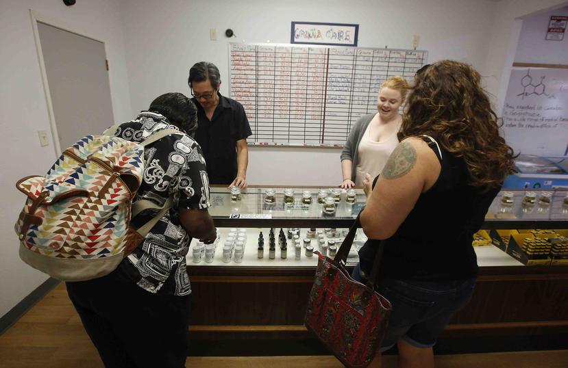 Dos mujeres compran marihuana en un dispensario de California. (AP)