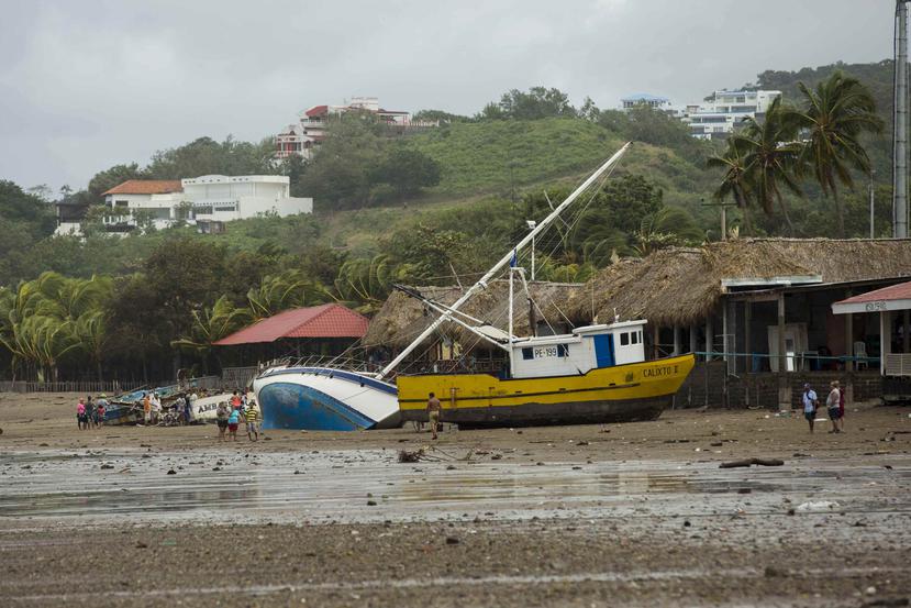 Algunas embarcaciones fueron expulsadas del mar debido a las grandes olas generadas por la tormenta Nate en Nicaragua (EFE).