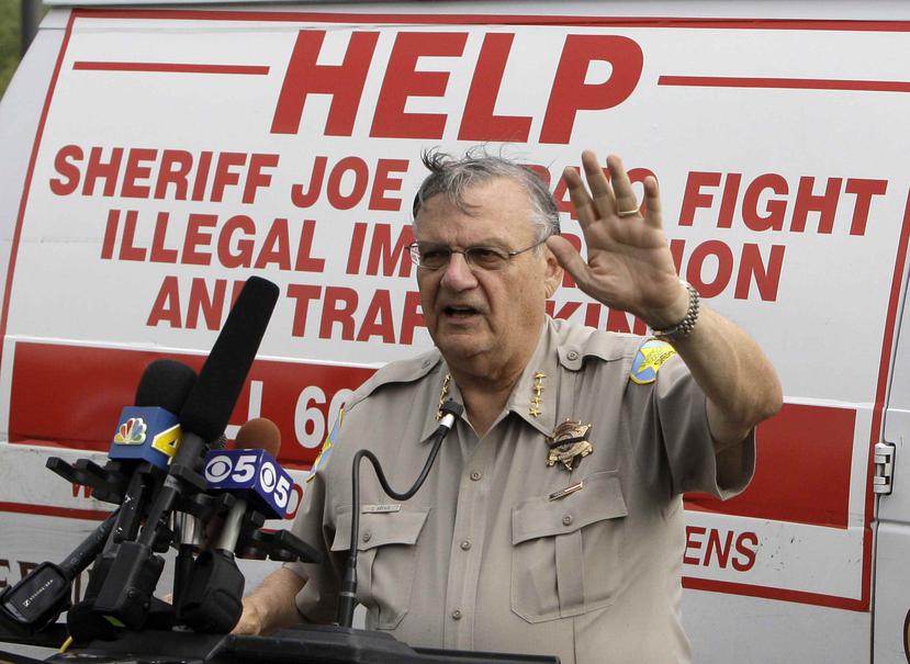 El entonces jefe de policía del condado de Maricopa, Joe Arpaio, anuncia planes para realizar patrullajes de tránsito dirigidas a los inmigrantes, el 29 de julio de 2019, en Arizona. (AP / Ross D. Franklin)