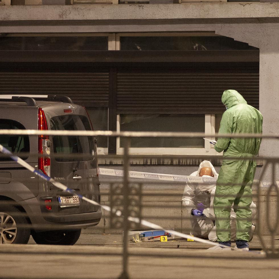 Policía e inspectores trabajan en el lugar de un tiroteo en el centro de Bruselas, el lunes 16 de octubre de 2023. Dos personas murieron en el centro de Bruselas tras una balacera, según la policía belga. (AP Foto/Nicolas Landemard)