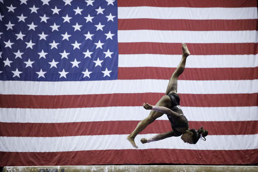 Simone Biles compite en la barra durante el campeonato estadounidense de gimnasia 2019, en Kansas City, Missouri. (AP)