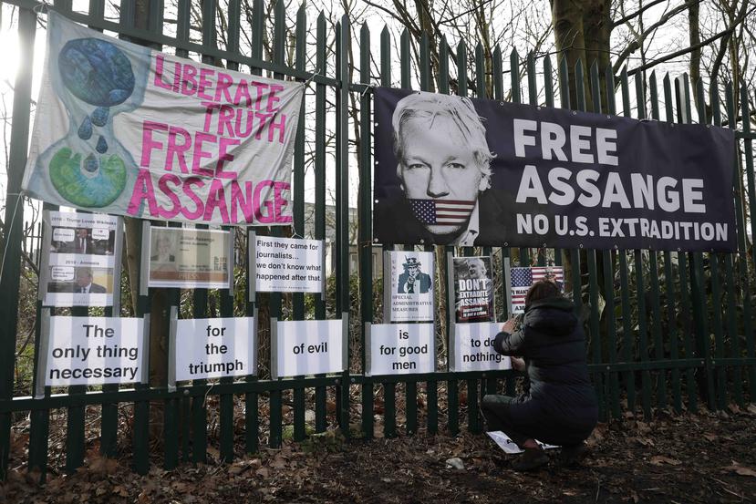 Simpatizante de Assange coloca un letrero frente a un tribunal de Londres (AP/Matt Dunham)