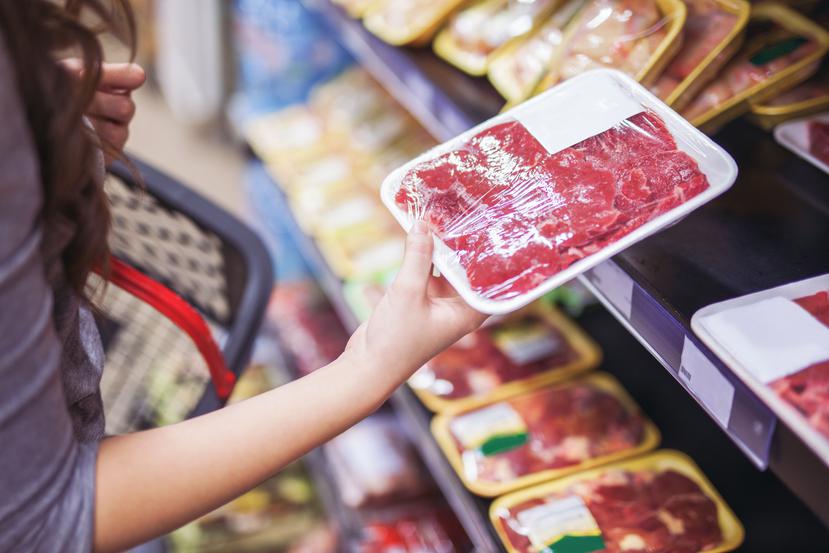 Los consumidores deben verificar antes de comprar una carne si no está expirada y si no expide algún olor extraño.
