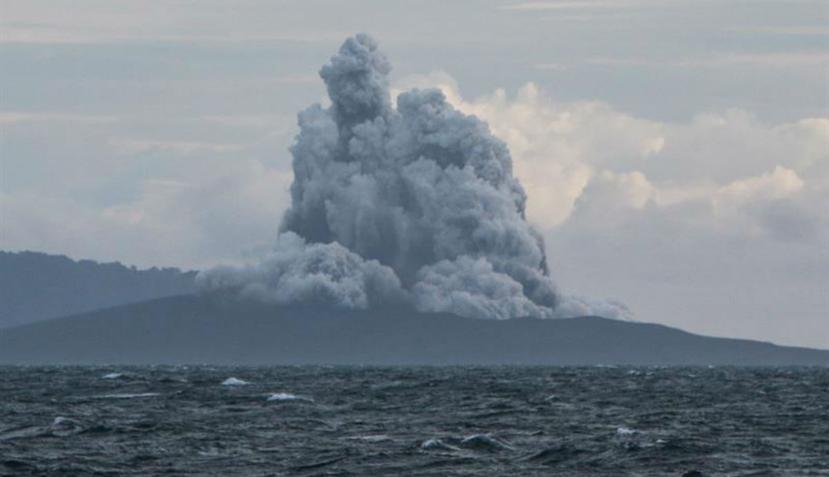 Vista desde el estrecho de la Sonda, en la provincia de Lampung, del volcán Anak Krakatau lanzando ceniza y humo. (EFE)