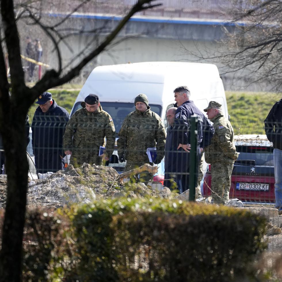 Policías croatas inspeccionan el sitio en el que cayó un dron en Zagreb, la capital, el 11 de marzo del 2022.