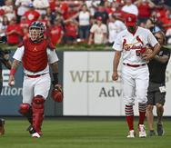 El puertorriqueño Yadier Molina y el lanzador Adam Wainwright, de los Cardinals de San Luis.