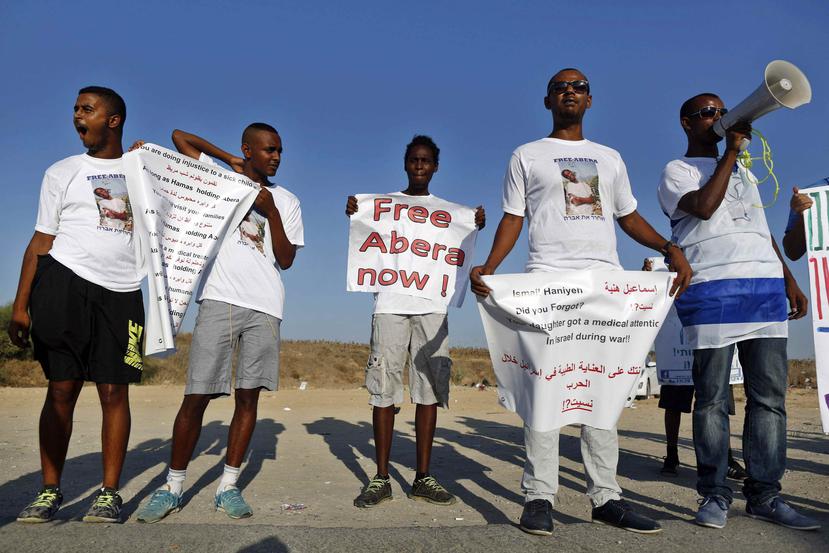 Varios israelíes de orígen etíope se manifiestan por la liberación de su compatriota Abraham Mengistu, en Erez, cerca de Ascalón, Israel, quien fue secuestrado por el grupo islamista Hamas en Gaza. (EFE/Abir Sultan)

frontera entre Israel y Gaza. EFE/Ab