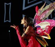 La modelo brasileña Alessandra Ambrosio presenta una creación de Victoria's Secret durante uno de los desfiles de la marca.