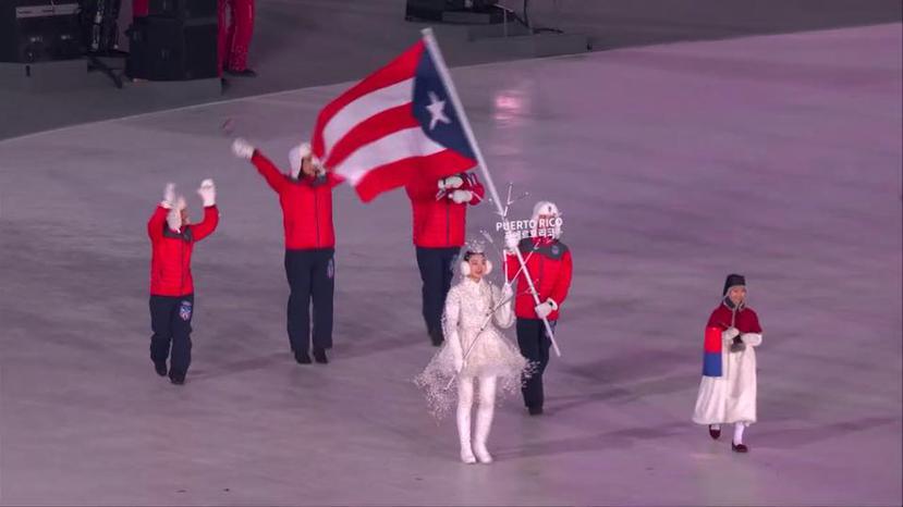 El esquiador Charles Arthur Hammond Flaherty portando la bandera de Puerto Rico. (Tomada del Copur)
