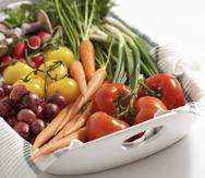 Limpiar los alimentos frescos te ayudará a evitar enfermedades.