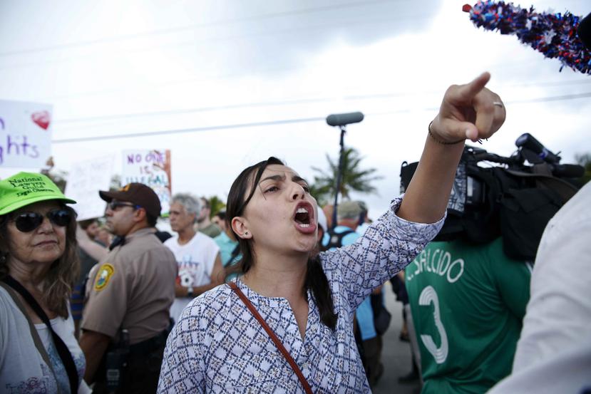 Una manifestante grita a un partidario del presidente Donad Trump. (AP)